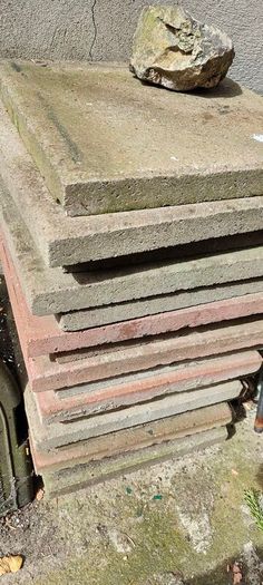 33 paving slabs 40cm square