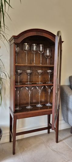 Elegant Antique Display Cabinet: Perfect for collectibles