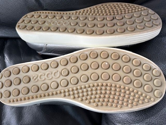 ECCO LEATHER SHOES. Ladies. EU 39 UK 6.   Colour Muted Aluminium Silver. Total comfort. 120 euro new. In very good lightly used condition.