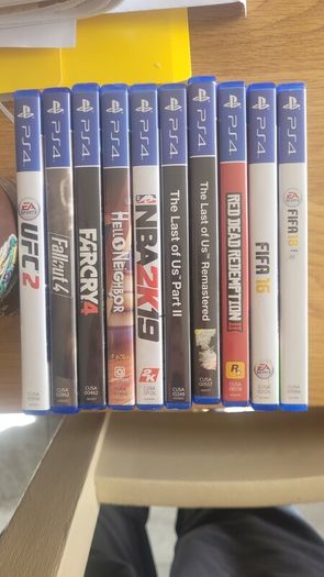 Playstation 4 - 2 controllers + games