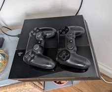 PS4 500GB, 2 Controllers, 2 Games