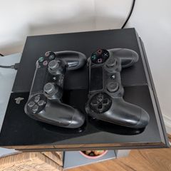 PS4 500GB, 2 Controllers, 2 Games