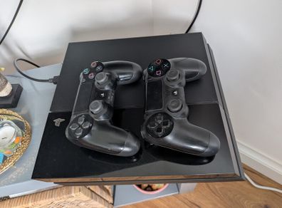 PS4 500GB, 2 Controllers, 2 Games
