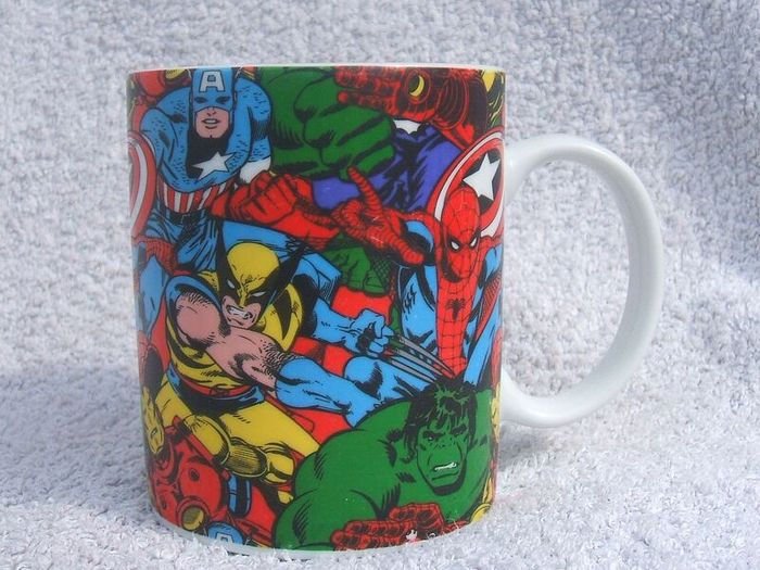 MARVEL SUPERHEROES mug (Marvel comics) - a nicely made mug depicting Captain America, Iron Man, Wolverine, Hulk and Spiderman