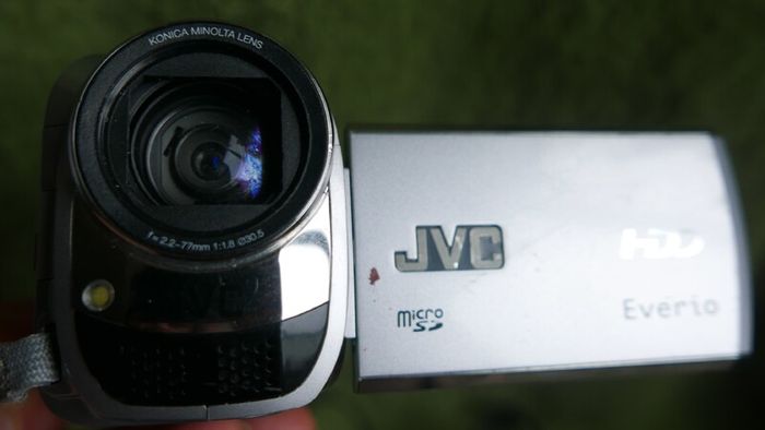 JVC GZ-MG360 Everio Hybrid Camcorder, 60GB Hard Disc Drive, Micro SD Slot, 35x Optical Zoom