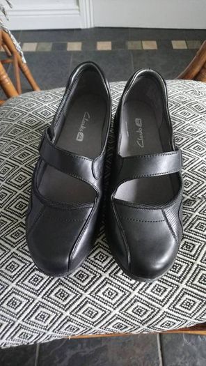 Ladies Size 4.5 Clarkes Black Shoes