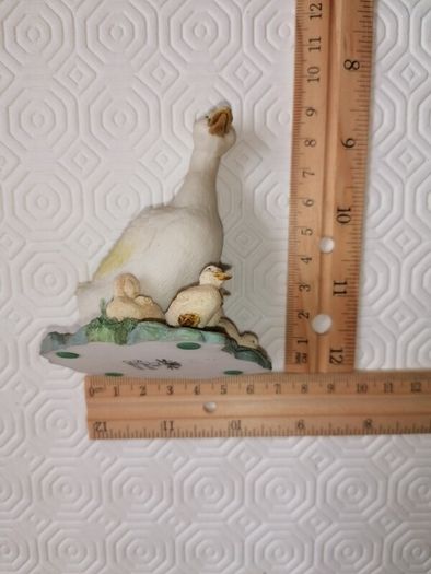 Duck with Ducklings Figurine (Leonardo Collection)