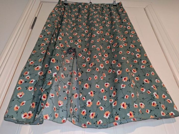 Gorgeous floral midi skirt with side slit