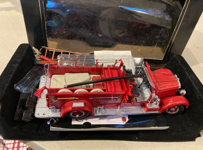 Mack fire truck 1/24 new but damaged
