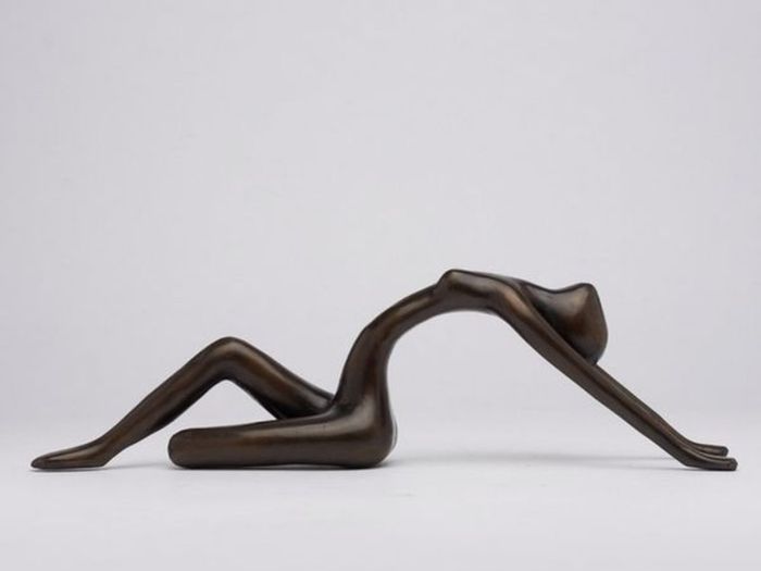 Minimalist Posing Lady - Bronze