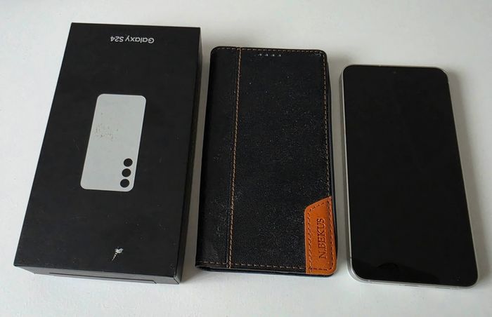 Samsung Galaxy S24 - Mint 10/10 - Full Premium Bundle (no Scratches)