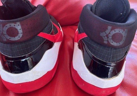 Nike Kevin Durant No 7 Laced Up Trainers Shoes Runners  Size Uk 10.5   Eu 45.5. In Very Good Used Condition. Mens Gents