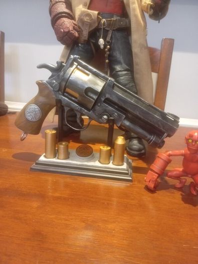 Hellboy 1:1 scale gun with base and bullets