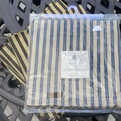 7 brand new napkins