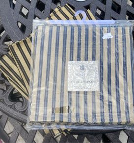 7 brand new napkins