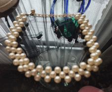 Choker necklace made of artificial pearls.