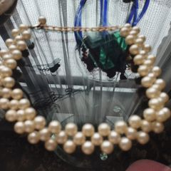 Choker necklace made of artificial pearls.