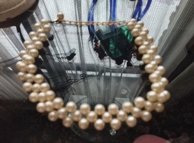 Choker necklace made of artificial pearls.