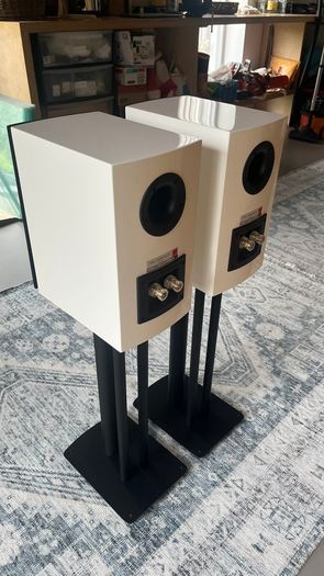 DALI Rubicon 2 speakers white - New condition - Boxed with stands