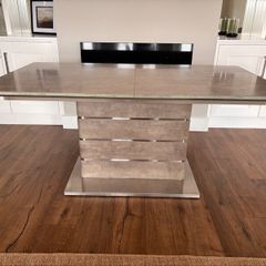 Extendable Dining Table  Excellent Condition