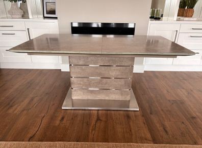 Extendable Dining Table  Excellent Condition