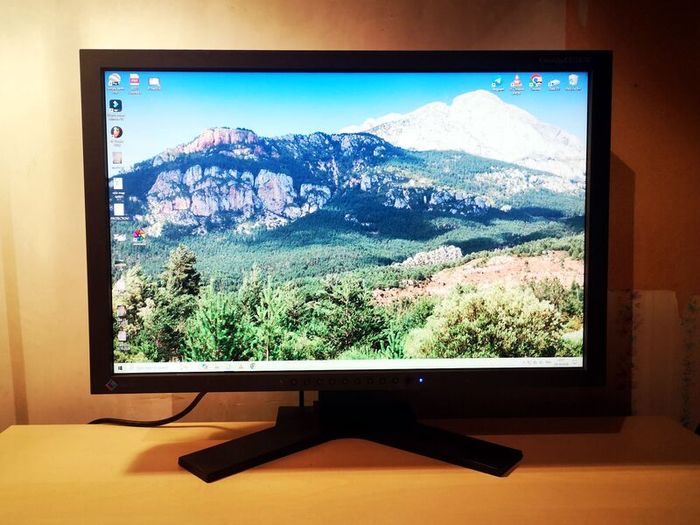 EIZO ColorEdge CG241W - Professional Graphics Monitor 24'' in Excellent Condition