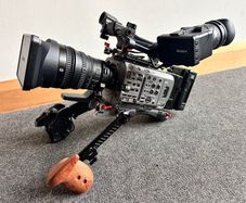 Sony Fx9 + Fe 28-135mm G + 2 V-mounts + 840gb Xqd