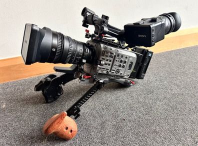 Sony Fx9 + Fe 28-135mm G + 2 V-mounts + 840gb Xqd