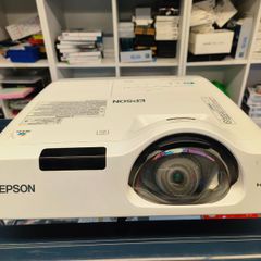 Epson EB-530 Projector Projector XGA 3LCD 3200 Lumens HDMI (Lamp Hours: 2635 Normal/ 966 Eco)