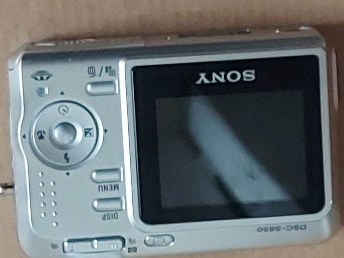 Sony Cyber-Shot Model DSC-S650, 7.2 Megapixels, Takes 2 x AA Baterys, in excellent working and cosmetic condition