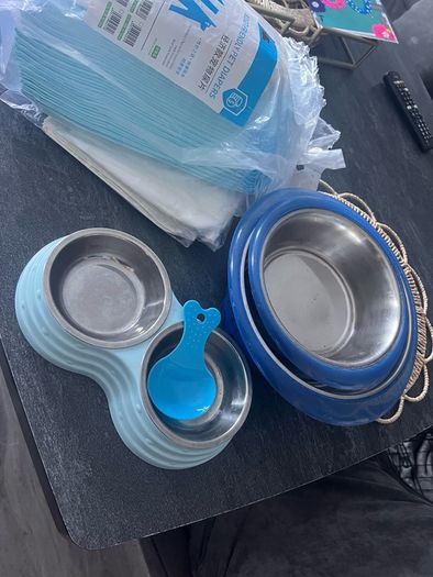 Puppy dishes, puppy pads