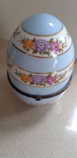Beautiful Limoges French porcelain Egg