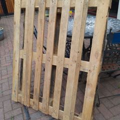 Pallet - clean and dry - FREE to collect