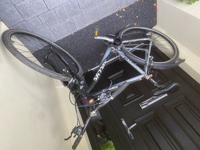 Kellys saphix hybrid Large 28 inch wheels 24 speed 21 inch frame