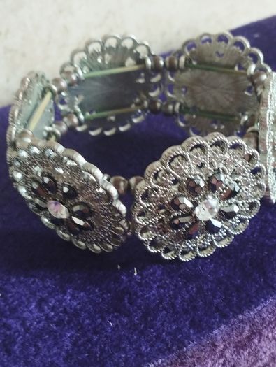 Vintage bracelet in silver tone with rhinestones.