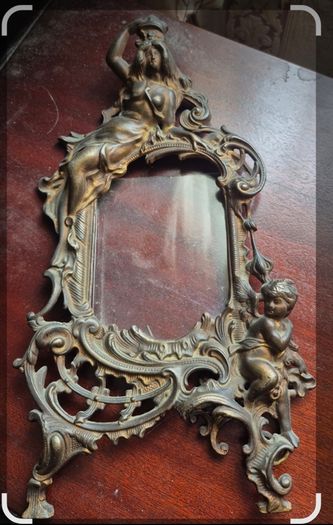 Art nouveau frame often known as the "Beatrice" motif