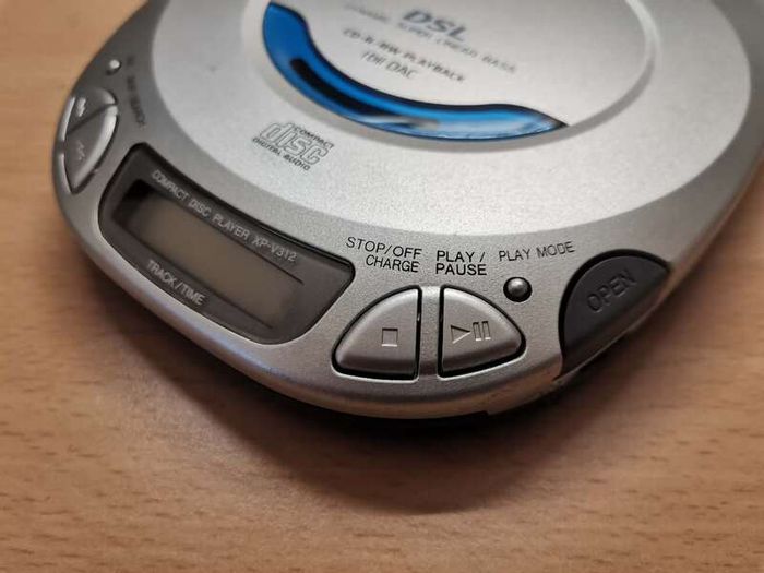 AIWA XP-V312 Portable CD Player