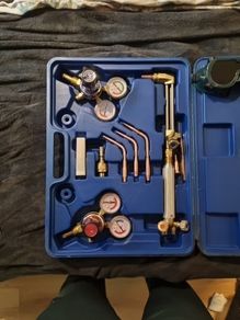 Oxy-acetylene welding/brazing/curting set in carry case.