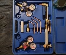 Oxy-acetylene welding/brazing/curting set in carry case.