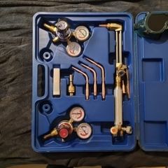 Oxy-acetylene welding/brazing/curting set in carry case.