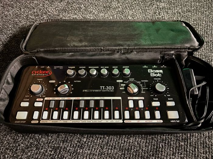 Cyclone Analogic TT-303 Bass Bot
