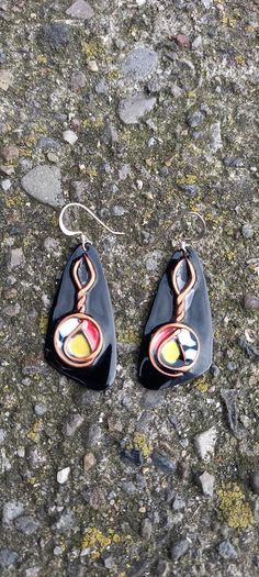 Vintage jewelry is sold individually for 5 to 10 euros