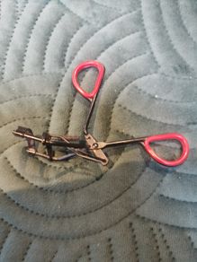 Eyelash curler