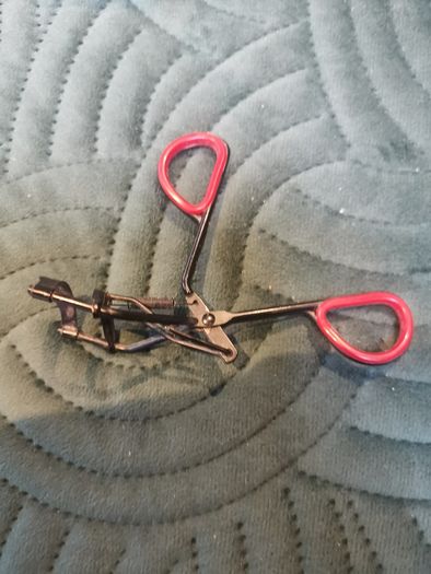 Eyelash curler