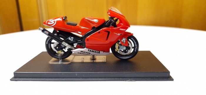 Yamaha YZR M1 Max Biaggi 2002 Moto Gp
