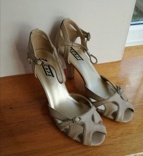Escape Shoes Size 6