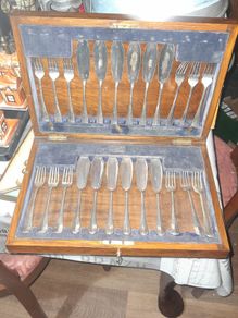 Beautiful Old Set of 24 Silver Plated Fish Cutlery, Presented in a Fitted Wooden Canteen Lined in Blue Fabric. JEWELLERS & SILVERSMITHS, Sutherland v Horne 10 South St. Andrew St. EDINBURGH