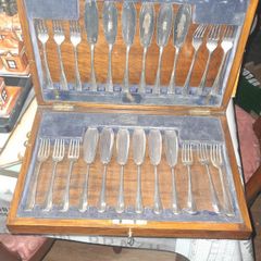 Beautiful Old Set of 24 Silver Plated Fish Cutlery, Presented in a Fitted Wooden Canteen Lined in Blue Fabric. JEWELLERS & SILVERSMITHS, Sutherland v Horne 10 South St. Andrew St. EDINBURGH