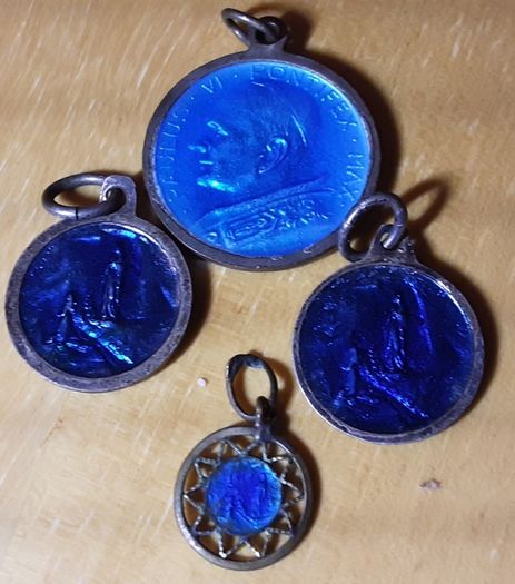 four vintage religious medals with blue (L), tub 3