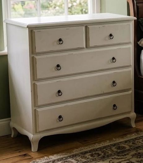 Wooden white 5-drawer chest